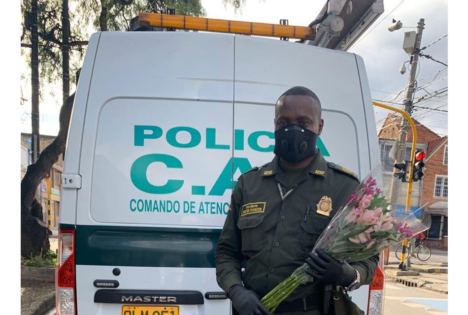 De la mano de la Policia entregando a madres vulnerables!